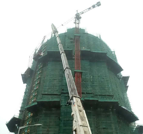 河津吊车在工地上作业